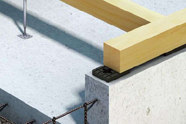 従来の床下換気に変え、土台スペーサーによる換気方式を採用しています。建物全周にわたるスリット換気で床下全体をムラなく換気し、土台がコンクリートから浮くため湿気が伝わりにくく、土台の耐久性を高める上でも