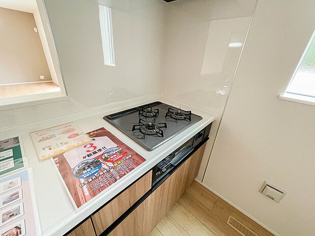 三口コンロで料理の幅を拡げてくれる使いやすいシステムキッチンを採用。洗い場も大きいので野菜や食器を洗ったりする際にも捗り、奥様の強い味方となってくれるはずです。