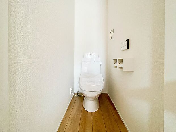 快適な生活を送るための必須アイテムとなった洗浄機能付トイレ。おしり洗浄、ビデ洗浄、暖房便座の3つの機能を標準装備しています。