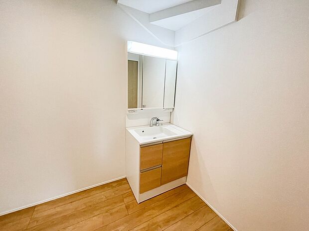 家の中でも特にプライベートスペースとなる洗面所は、洗濯場所と浴室を同じ空間でまとめております。小窓を設置しておりますので、熱気などが籠りやすい空間でちょっとした空気の入れ替えを。