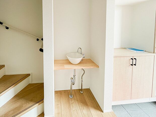 玄関にはセカンド洗面台付き!