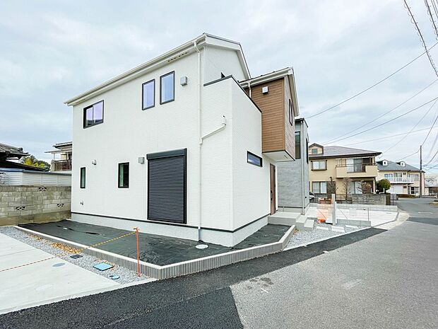 街に溶け合う美しい景観と、採光や風通しを考えて設計された間取り。近隣の視線を考え調整した窓位置など、外観だけでなく、住まうご家族の心地よさを最優先しました。