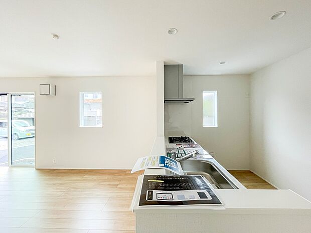 忙しい朝でも家族揃って食事をして頂ける、ゆとりある大きさのダイニングスペース。奥様の手料理をカウンター越しに受けとって頂き、テーブルで囲む素敵な時間を存分にお愉しみ下さい。