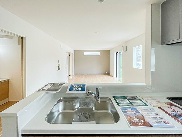 人工大理石のワークトップやシンクは、水を流しただけできれいになったように見えます。白いキッチンは明るく清潔感があり、とっても素敵です。