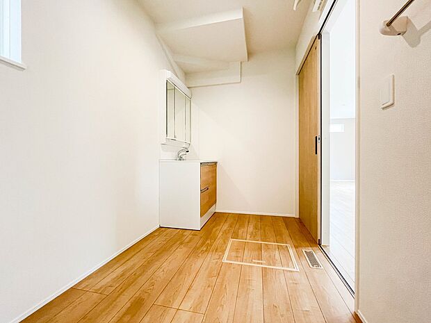 広い脱衣所、洗面台も大きなサイズを設置。建売では見ない広さと解放感。