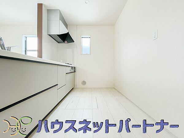 カウンターキッチンは広くて収納力もあるので、快適に料理をすることができます。食器や炊事用具を手の届くところに配置しやすいため調理もスピーディーです。