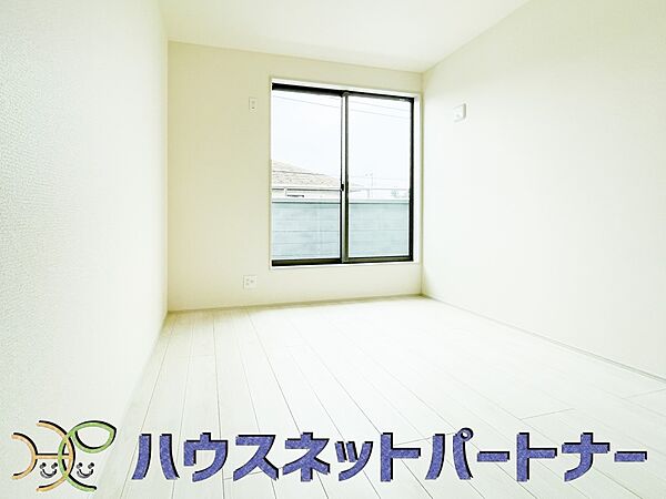 バルコニーに直接出入りできるお部屋です。ちょっと外の空気を吸いたい時や、ベランダでミニガーデニングなども楽しめそうです。