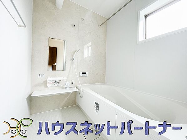 心地よいバスタイムを演出する浴室はゆとりあるサイズを採用。保温機能付き、汚れをはじく有機ガラス系の新素材を採用した浴室。美しく機能的な設備を採用。