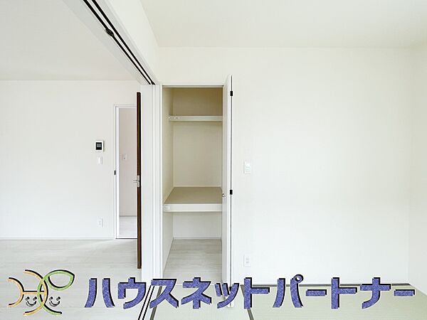 壁面クローゼットのメリットは、衣類が横一列に並ぶためひと目で洋服が選びやすいこと。衣類をたくさんお持ちの方も、限られたスペース内に無理なく収納することができます。
