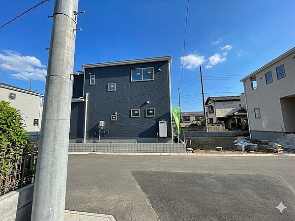 都会的な、ハイセンスな時間とともに、対照的な成熟した街並みを併せ持つことも、この邸宅の大きな特徴です。完成した現地をご体感下さい。