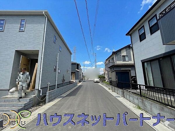 前面道路の日当たりの良い明るいお家。