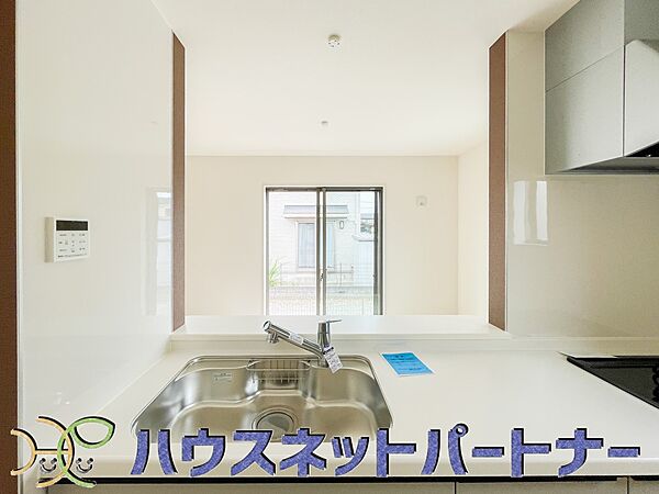 カウンターキッチンなら、リビングで遊ぶ子供の様子を見ながら料理ができるので安心です。料理を運んでもらったり、子供にお手伝いしてもらいやすいのもいいですね♪