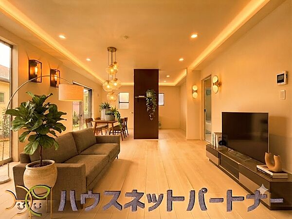 明るく開放的なダイニング。家具等の画像はイメージです