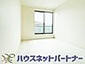 寝室：バルコニーに直接出入りできるお部屋です。ちょっと外の空気を吸いたい時や、ベランダでミニガーデニングなども楽しめそうです。