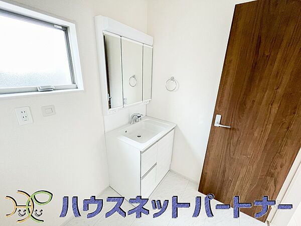 大きく見やすい三面鏡で清潔感ある洗面台は、身だしなみチェックや肌のお手入れに最適です。何かと物が増える場所だからこそ、スッキリと見映えの良い空間に拵えました。