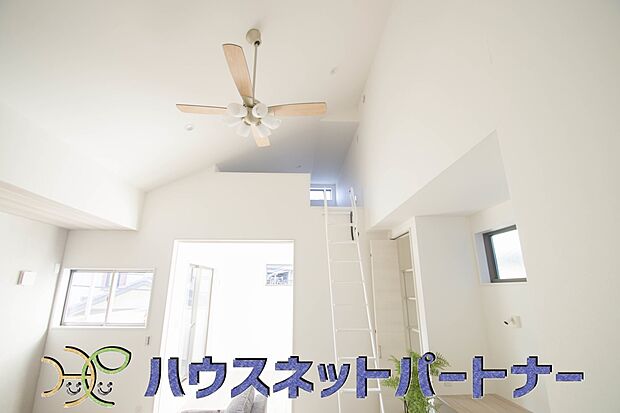 整然とした空間演出、快適な理想の暮らしの実現は家のみの拘りではなく、そこで暮らす方々にとって素敵な環境であることも挙げられると思います。四季折々の変化が奏でる鼓動を楽しんで下さい。