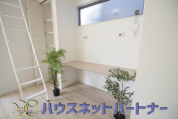 LDKの一角にスタディカウンターを設けました。一緒に宿題をしたりパソコンスペースにしたり、コミュニケーションの場にもなります。