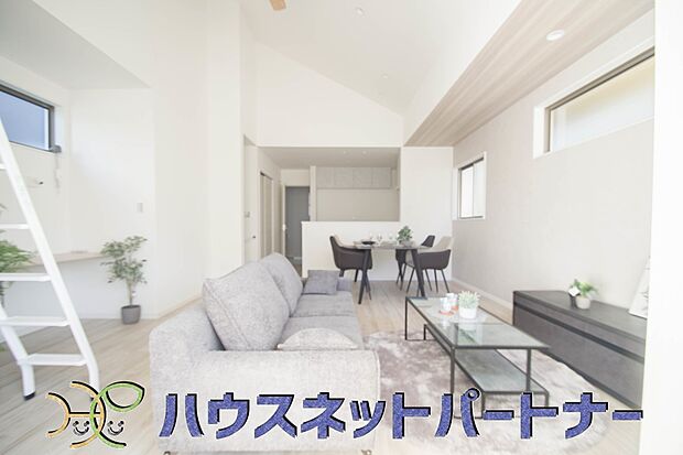 広々18帖のリビング。うららかな陽射しがどのお部屋にも降り注ぎますように、快適さを追求した間取設計。得難い立地環境での生活を恵みの豊かな永住の地へと変えてくれます。