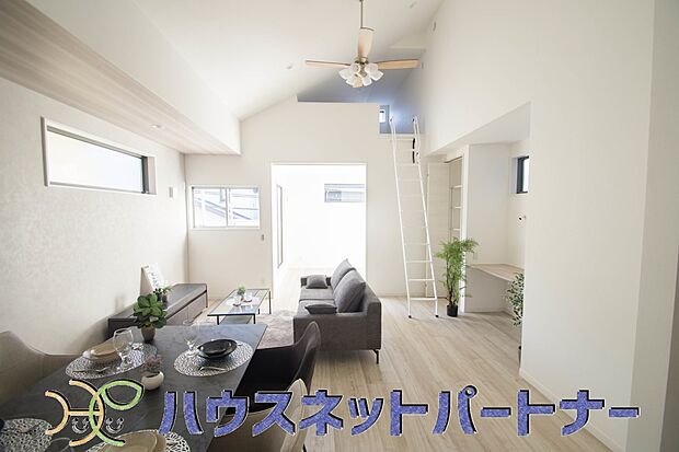 リビングには勾配天井により開放感を感じられるだけではなく、シーリングファンを設置する事でおしゃれで特別な空間を演出します。