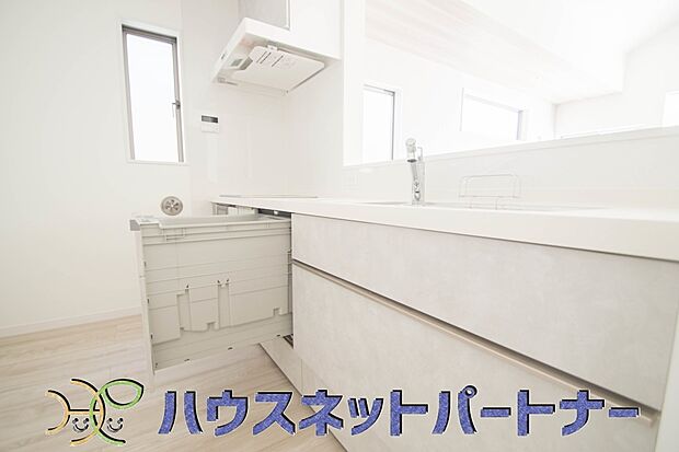 明るい自然光が入る作業スペースを多くとったキッチン採用。夫婦揃ってキッチンに立っても調理がしやすく、家事をしながら会話も弾みます。食器類もすっきりと片付く収納力。