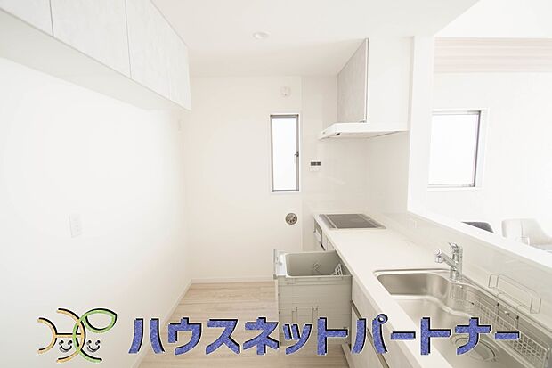 キッチン吊戸棚を無くす事によって、コミュニケーションを重視した設計に致しました。区画によって変わる一体感を、実際にご覧になって頂けましたらと思います。