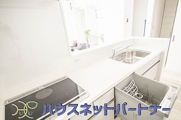 カウンターがあると配膳が楽なことがメリットの一つ。後片付けをするときも、ダイニングテーブルからあまり動かずに流し台へ運ぶことができるので便利です。