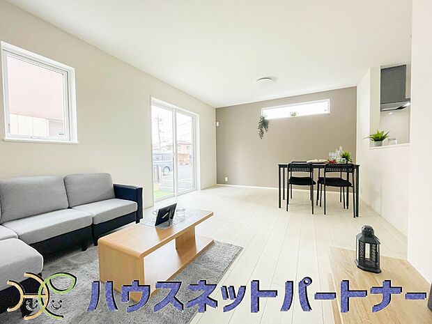 通風・採光に優れ、心地よい光と風が溢れています。 贅沢で豊かな居住性と、プライドを満たすクオリティが見事に調和した住空間。新築ならではの快適なひとときをご体感頂ける筈です。