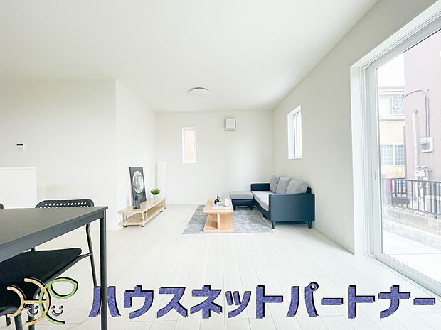 陽だまりのある光彩豊かなリビングは、何よりも快適で心休まる時間を過ごせます。