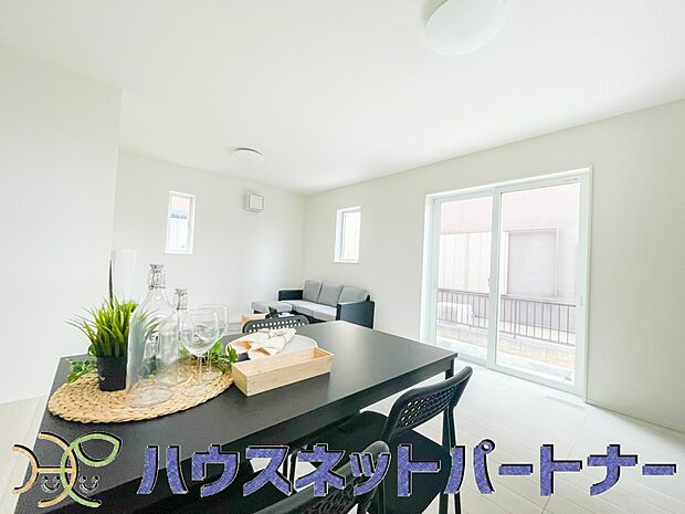 家族が奏でる憩いの場所は、窓からの採光に優れ明るい心休まる場所です。