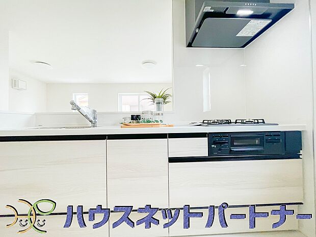 キッチン吊戸棚を無くす事によって、コミュニケーションを重視した設計に致しました。区画によって変わる一体感を、実際にご覧になって頂けましたらと思います。