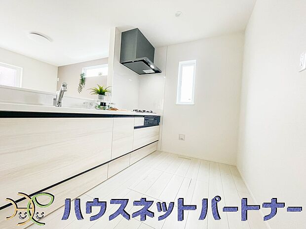 明るい自然光が入る作業スペースを多くとったキッチン採用。夫婦揃ってキッチンに立っても調理がしやすく、家事をしながら会話も弾みます。食器類もすっきりと片付く収納力。