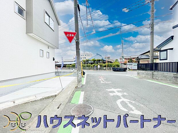 前面道路でお車を駐車するのも楽々。