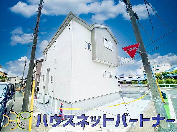 堂々たる趣ながら、主張し過ぎずどこか余裕を感じさせるシャープなフォルムで佇む邸宅は、晴天の空と照らし合わせる事で、本来あるべき完成形の姿を見せてくれます。