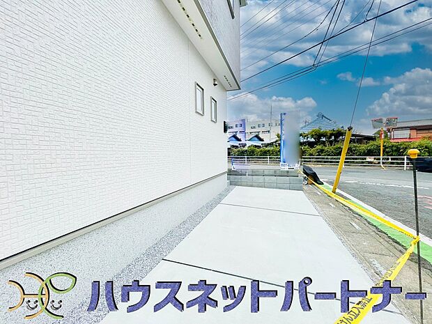 ゆったりとした駐車スペースを確保いたしましたので、大きめのお車でも駐車可能です。自転車やバイクなど、ゆとりのある敷地で置き場所に困ることはないでしょう。