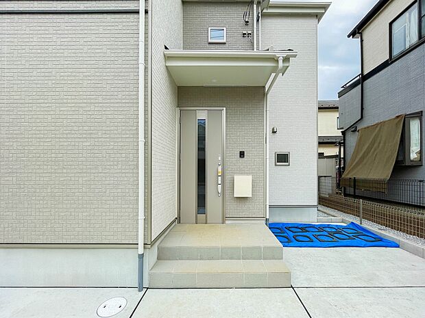 玄関の扉を開けるとそこは家族の待つお家。笑い声が聞こえてきそう。