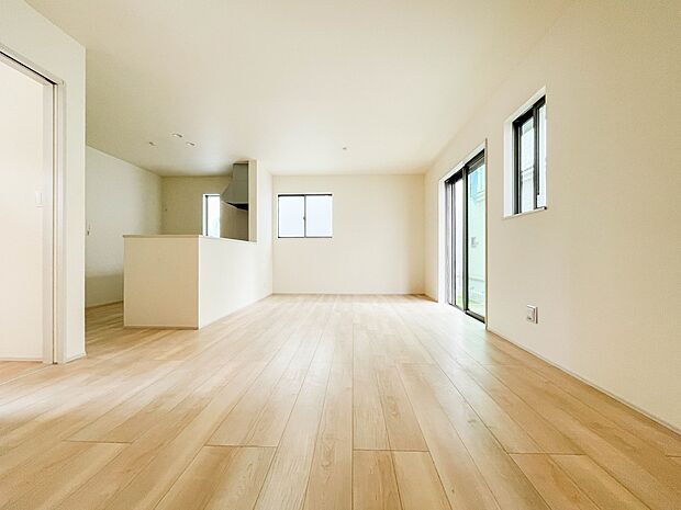 家族でくつろぐリビングは16帖。日当たりも良く、風通しも優れています。