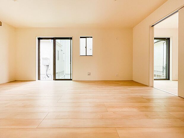 整然とした空間演出、快適な理想の暮らしの実現は家のみの拘りではなく、そこで暮らす方々にとって素敵な環境であることも挙げられると思います。四季折々の変化が奏でる鼓動を楽しんで下さい。