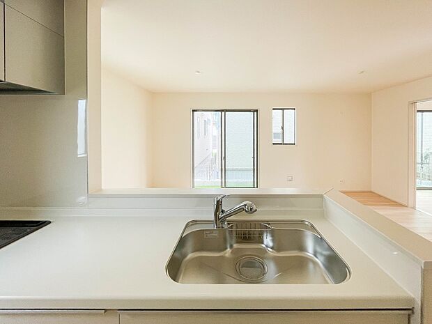 人工大理石のワークトップやシンクは、水を流しただけできれいになったように見えます。白いキッチンは明るく清潔感があり、とっても素敵です。