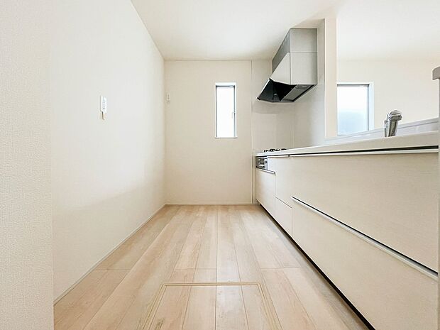 明るい自然光が入る作業スペースを多くとったキッチン採用。夫婦揃ってキッチンに立っても調理がしやすく、家事をしながら会話も弾みます。食器類もすっきりと片付く収納力。