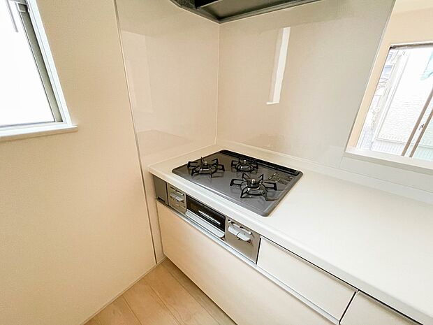 三口コンロで料理の幅を拡げてくれる使いやすいシステムキッチンを採用。洗い場も大きいので野菜や食器を洗ったりする際にも捗り、奥様の強い味方となってくれるはずです。