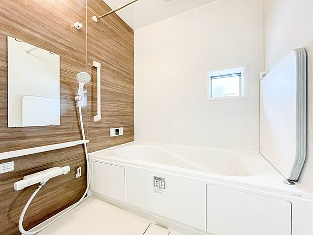 心地よいバスタイムを演出する浴室はゆとりあるサイズを採用。保温機能付き、汚れをはじく有機ガラス系の新素材を採用した浴室。美しく機能的な設備を採用。
