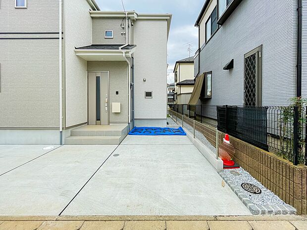 カースペース2台可。敷地内に駐車スペースが2台分確保されています。通勤、お出かけ、ショッピングなど、家族で出かける際の足となる車。状況に応じて使い分けたい、そんな方におすすめです。