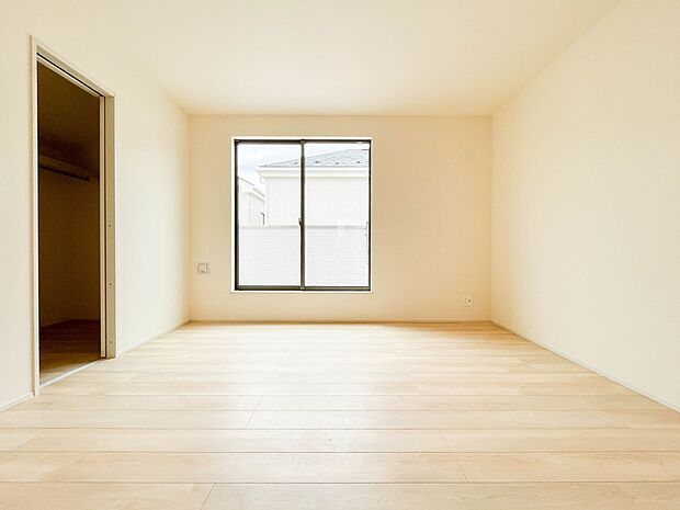 独立性を高めたお部屋。たっぷりの収納も配備しており、片付いた空間を現実出来そう。陽光も降り注ぐ明るく開放的な空間が魅力的。