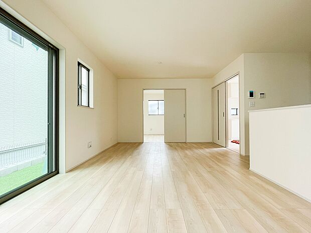 通風・採光に優れ、心地よい光と風が溢れています。 贅沢で豊かな居住性と、プライドを満たすクオリティが見事に調和した住空間。新築ならではの快適なひとときをご体感頂ける筈です。