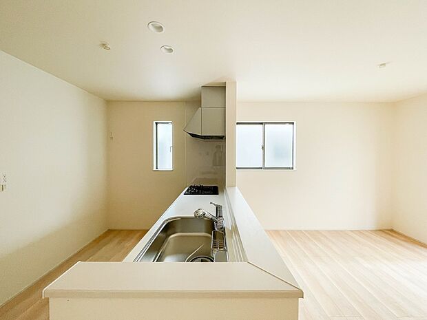 カウンターキッチンなら、リビングで遊ぶ子供の様子を見ながら料理ができるので安心です。料理を運んでもらったり、子供にお手伝いしてもらいやすいのもいいですね♪