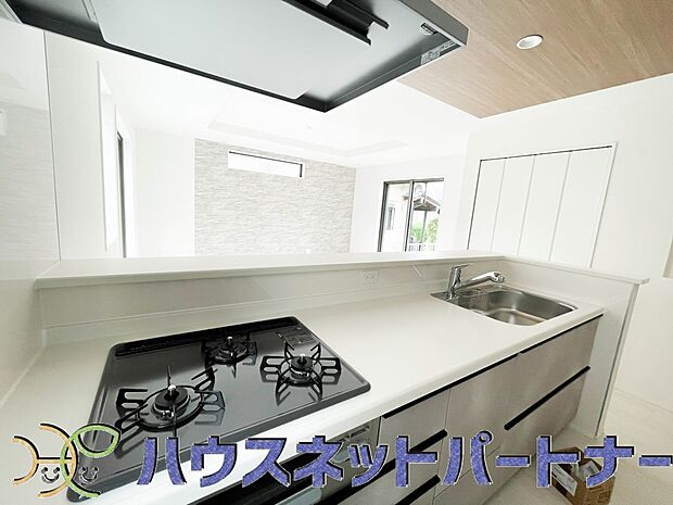 三口コンロで料理の幅を拡げてくれる使いやすいシステムキッチンを採用。洗い場も大きいので野菜や食器を洗ったりする際にも捗り、奥様の強い味方となってくれるはずです。