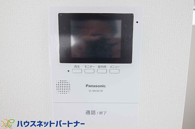 来訪者の様子を室内TVモニターでチェック。対応したくないセールスを断りやすく、子どもに留守番をさせるときも安心。不在時の来訪者を録画でき、犯罪抑止効果も期待できます。