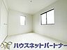 室内：独立性を高めたお部屋。たっぷりの収納も配備しており、片付いた空間を現実出来そう。陽光も降り注ぐ明るく開放的な空間が魅力的。