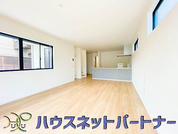 太陽の光が照らす明るいリビングは、開放感があり通風・採光に優れ、心地よい光と風が舞い込んできます。心休まるリビングは何よりも快適な時間を過ごせます。