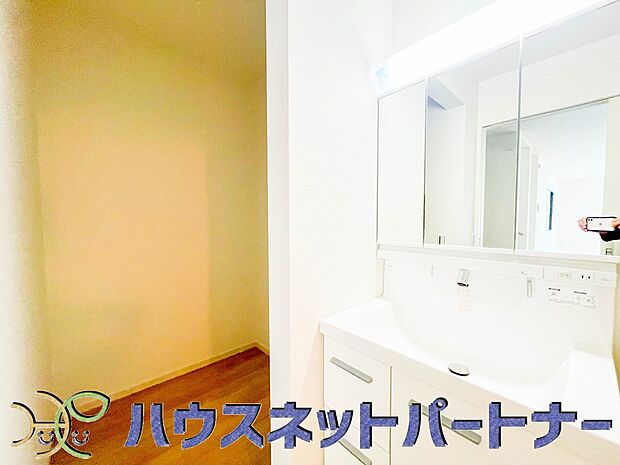 十分な大きさの洗面台は、身だしなみチェックや歯磨きなど、朝の慌ただしい時間でもホテルライクなスペースで余裕とゆとりを感じて頂けます。